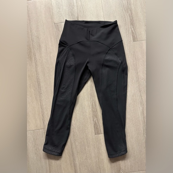 Lululemon Nulu and Mesh Mid-Rise Yoga Crop 23". Size 8. black - Picture 6 of 10